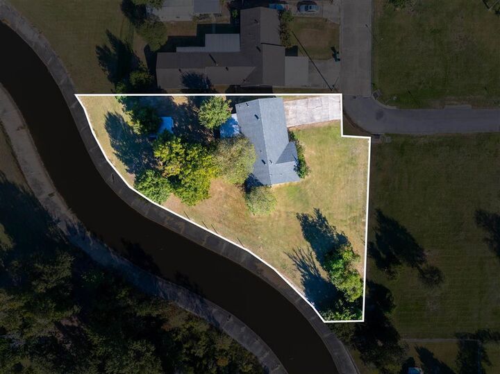 Property Photo: 2401 Mary Ann Drive LA 70663