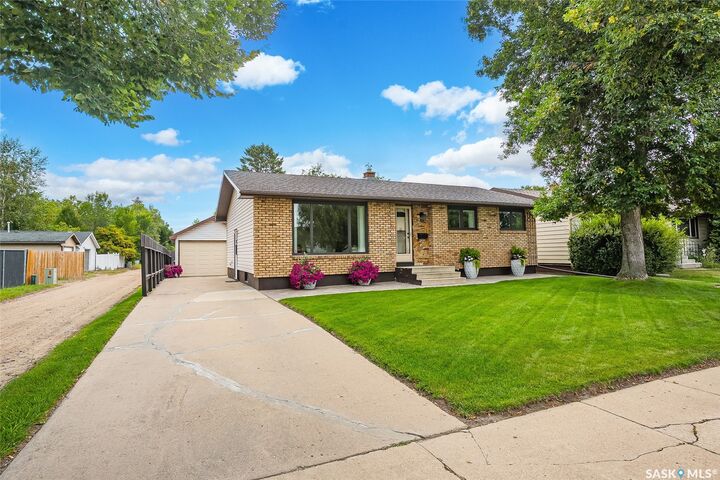Property Photo:  102 Bence Crescent  SK S7L 4J1 