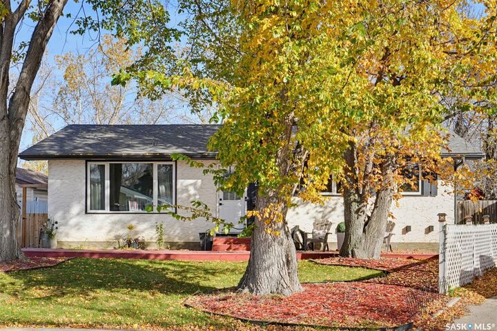Property Photo: 234 Haviland Crescent SK S7L 5A7