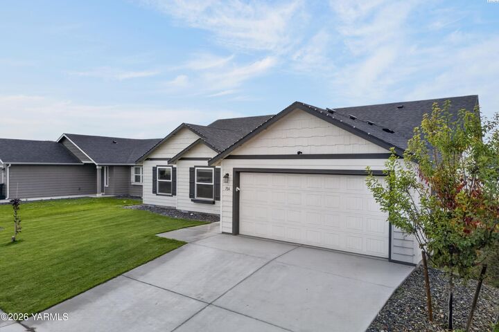Property Photo:  704 Regina Pl  WA 98930 