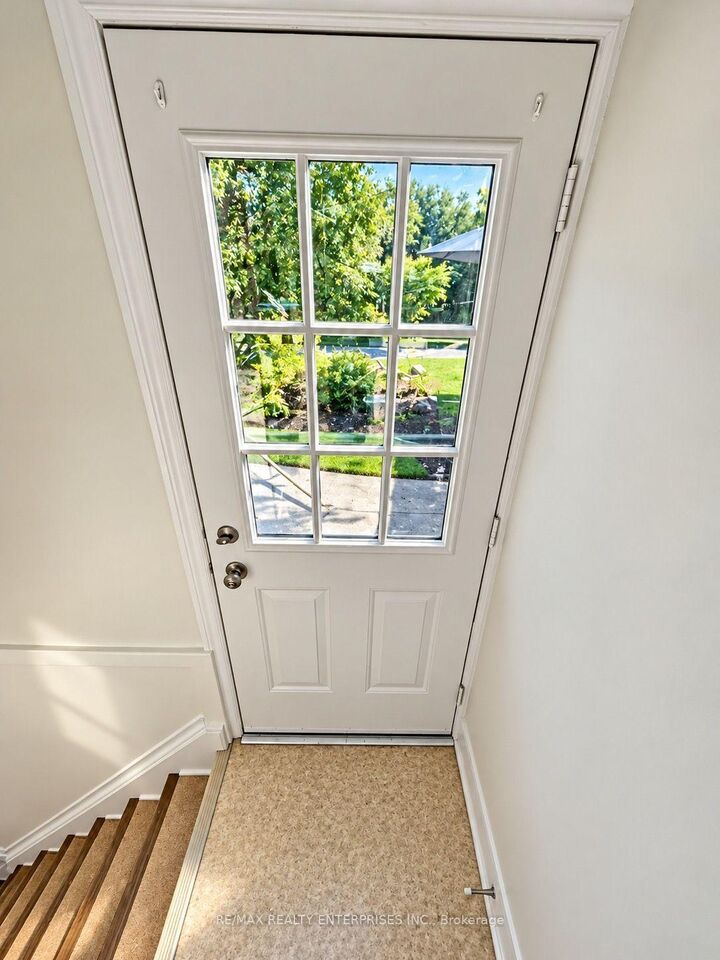 Property Photo:  60 Royal Manor Drive Lower  ON L2M 4L6 