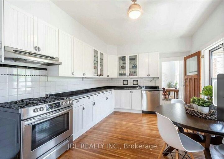 Property Photo:  137 Denison Ave Avenue Big Bedroom 2nd Floor  ON M5T 2N2 