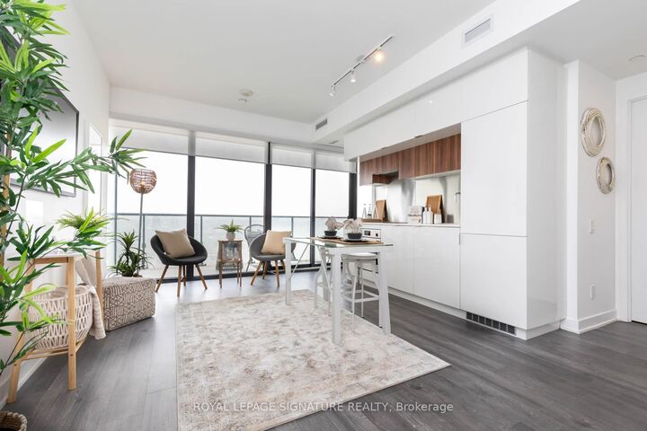 Property Photo: 185 Roehampton Avenue 2805 ON M4P 0C6
