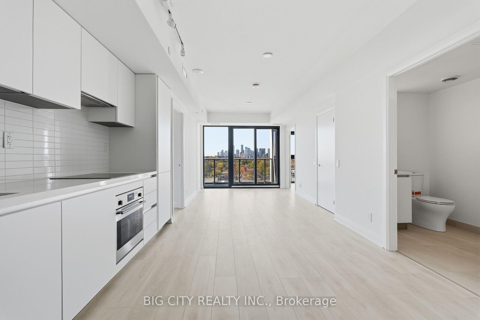 Property Photo:  25 Frederick Todd Way 1203  ON M4G 0E8 