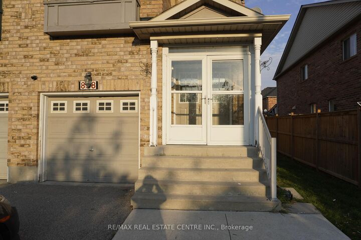 Property Photo:  858 Bethany Crescent  ON L5V 3B9 