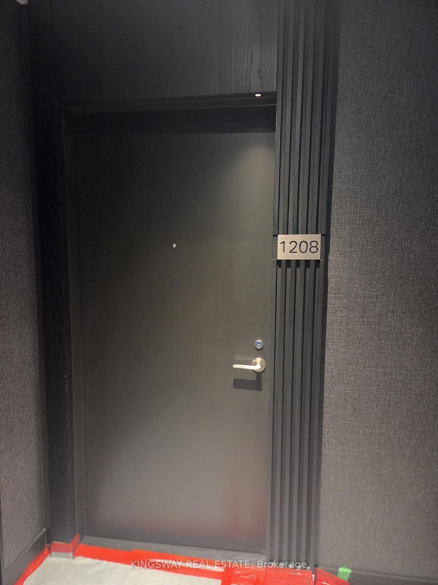 Property Photo: 110 Broadway Avenue 1208 ON M4P 1V7