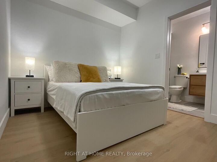 Property Photo:  674 Manning Avenue  ON M6G 2W4 
