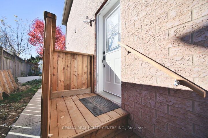 Property Photo:  66 Mistdale Crescent Bsmt  ON L7A 1S1 