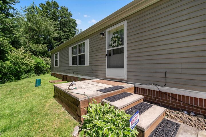 Property Photo: 111 Pembrooke Dr PA 15626