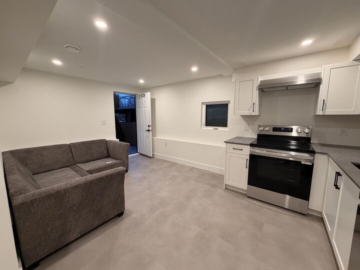 Property Photo:  2339 Parker Street 3  BC V5L 2M2 