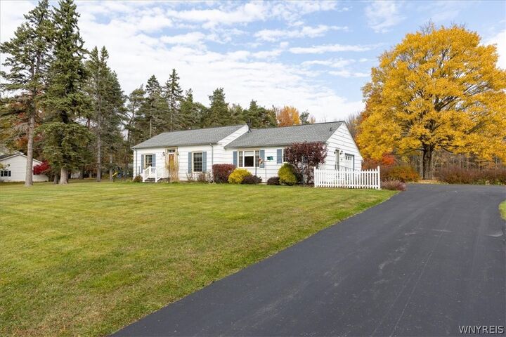 Property Photo: 1061 N Davis Road NY 14052