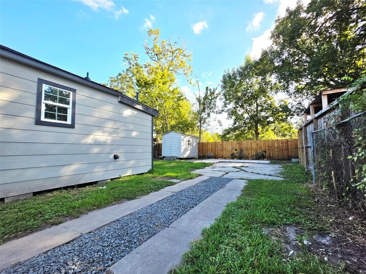 Property Photo:  707 E Adoue Street  TX 77520 