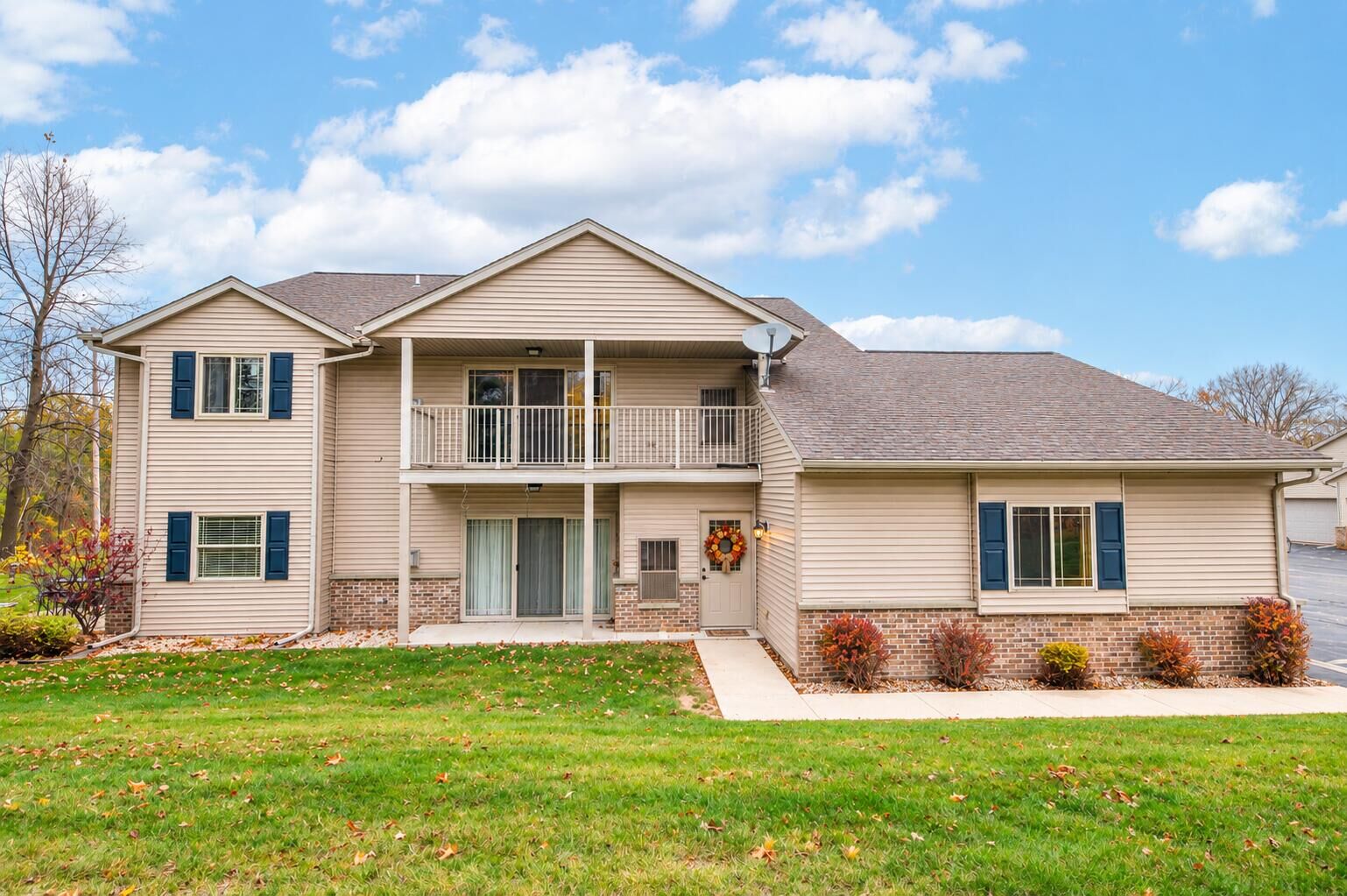 Property Photo:  987 Spring Ct  WI 53095 