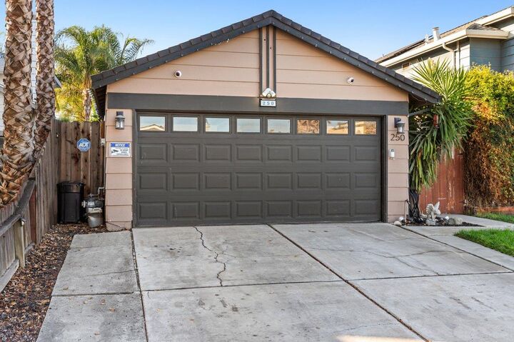 Property Photo: 250 Hawthorne Drive CA 95376