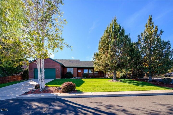 Property Photo: 3560 SW Hillcrest Court OR 97756