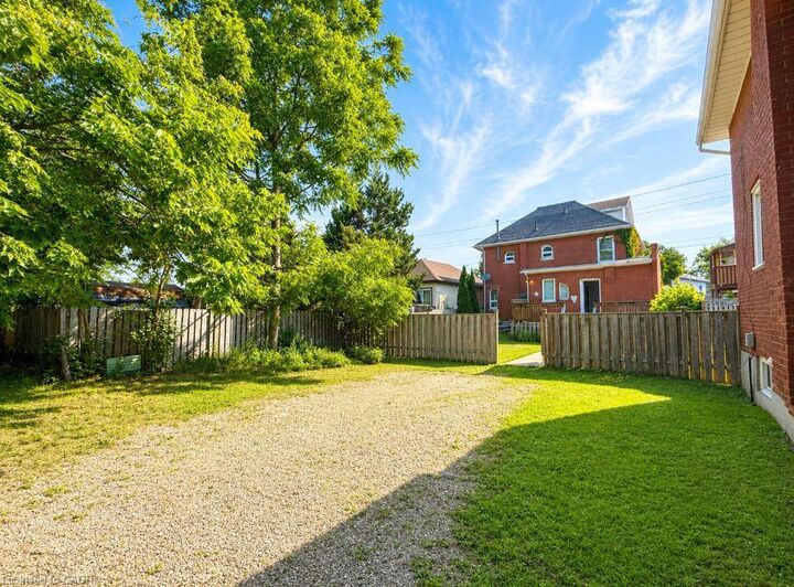 Property Photo:  219 Erie Avenue Main  ON N3S 2H1 