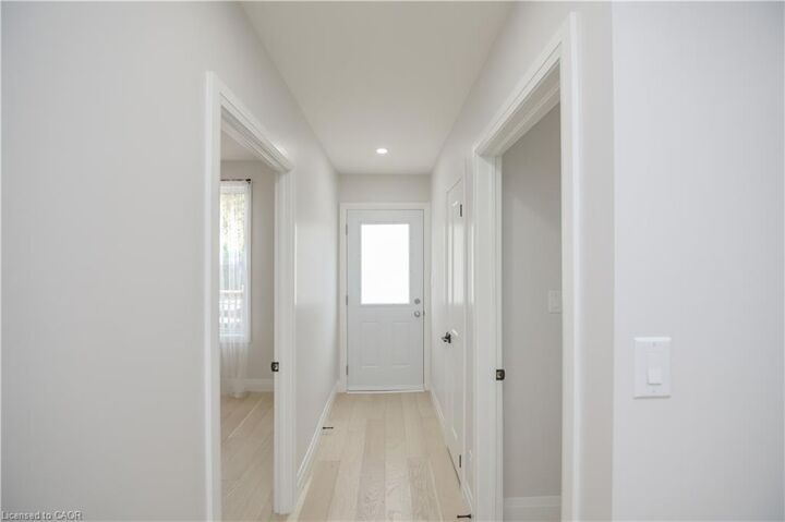 Property Photo:  256 Rosslyn Avenue N  ON L8L 7R1 