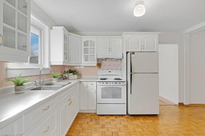 Property Photo:  1166 Kathlene Court  ON N3H 4P2 