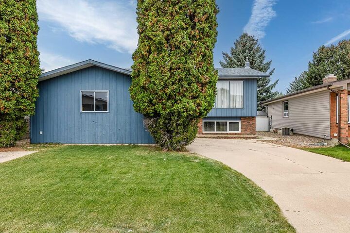 Property Photo:  1214 24 Street SE  AB T1B 1V9 
