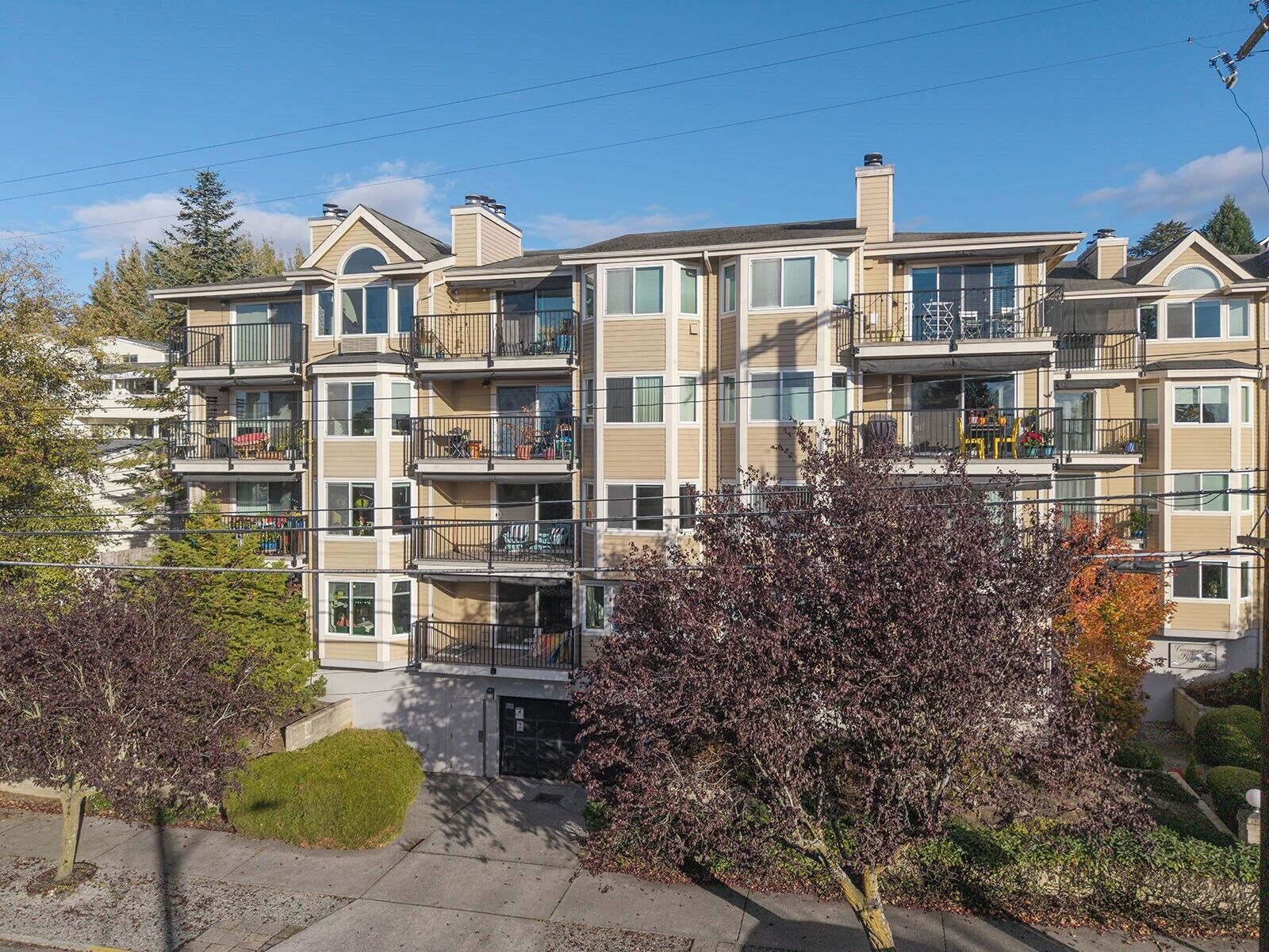 Property Photo:  6910  California Avenue SW 24  WA 98136 