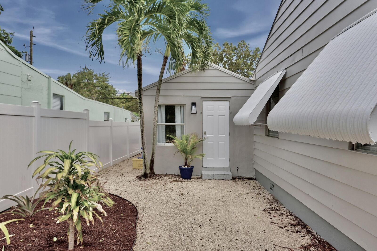 Property Photo:  629 SE 4th Avenue Back  FL 33483 