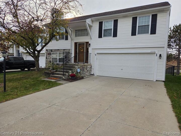 Property Photo:  1970 W Williams Circle  MI 48186 