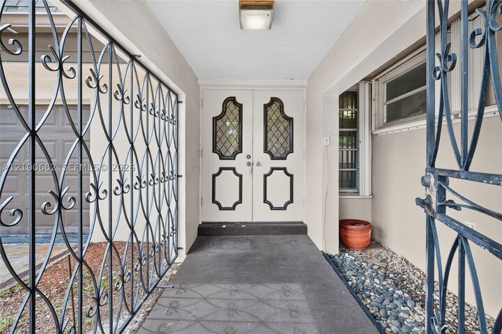 Property Photo: 8402 SW 102nd Ct FL 33173