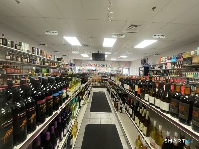 Property Photo:  600 N Colony Road 5  CT 06492 