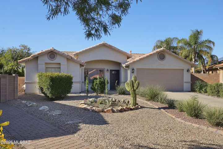 Property Photo:  570 S Slate Mountain Drive  AZ 85748 