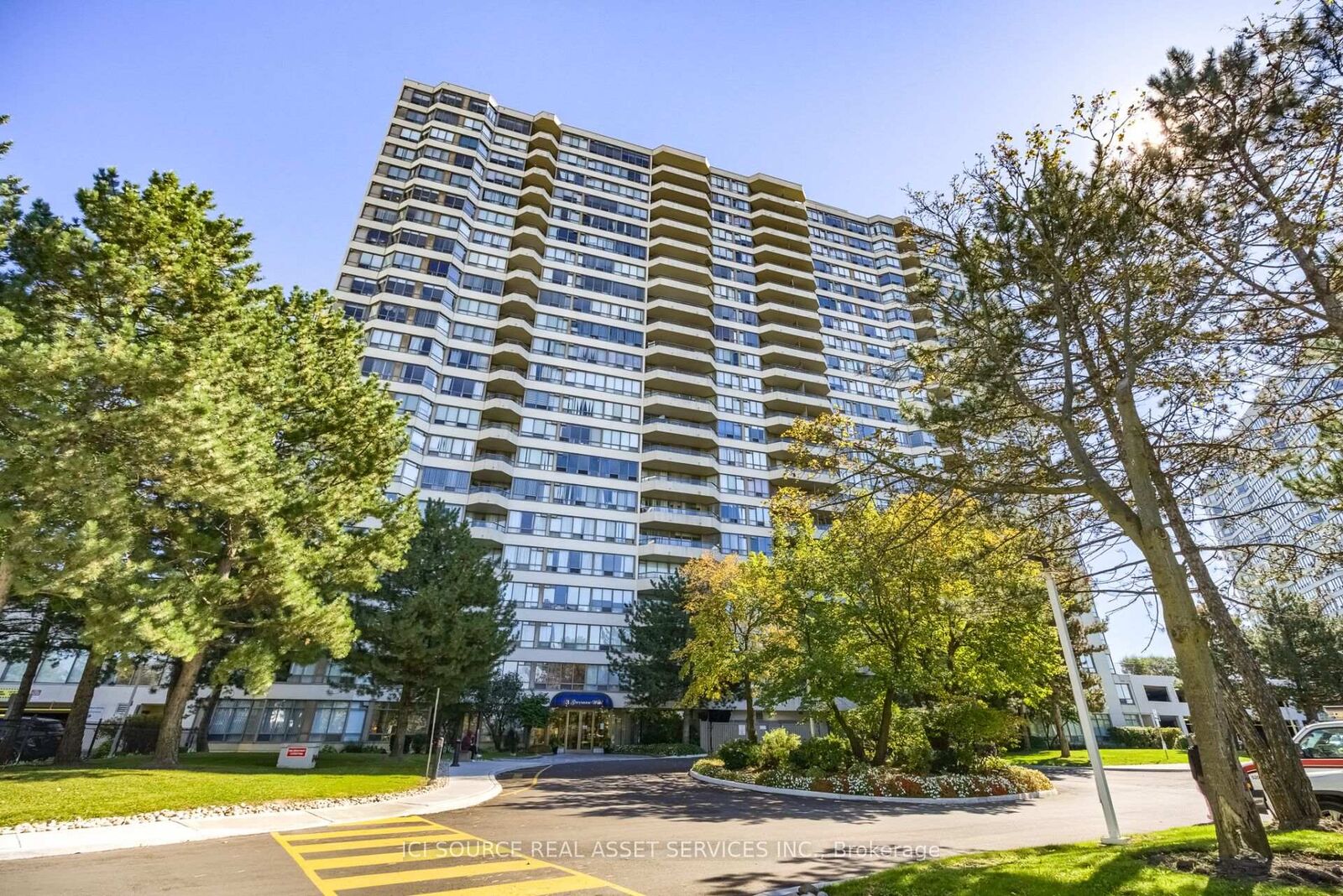 Property Photo:  3 Greystone Walk Drive 1618  ON M1K 5J4 