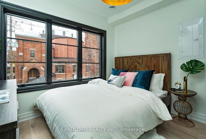 Property Photo:  121 Sorauren Avenue 2  ON M6R 2E3 