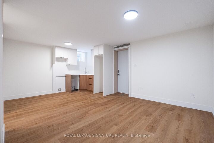 Property Photo:  7 Earnscliffe Road 1  ON M6E 1J4 