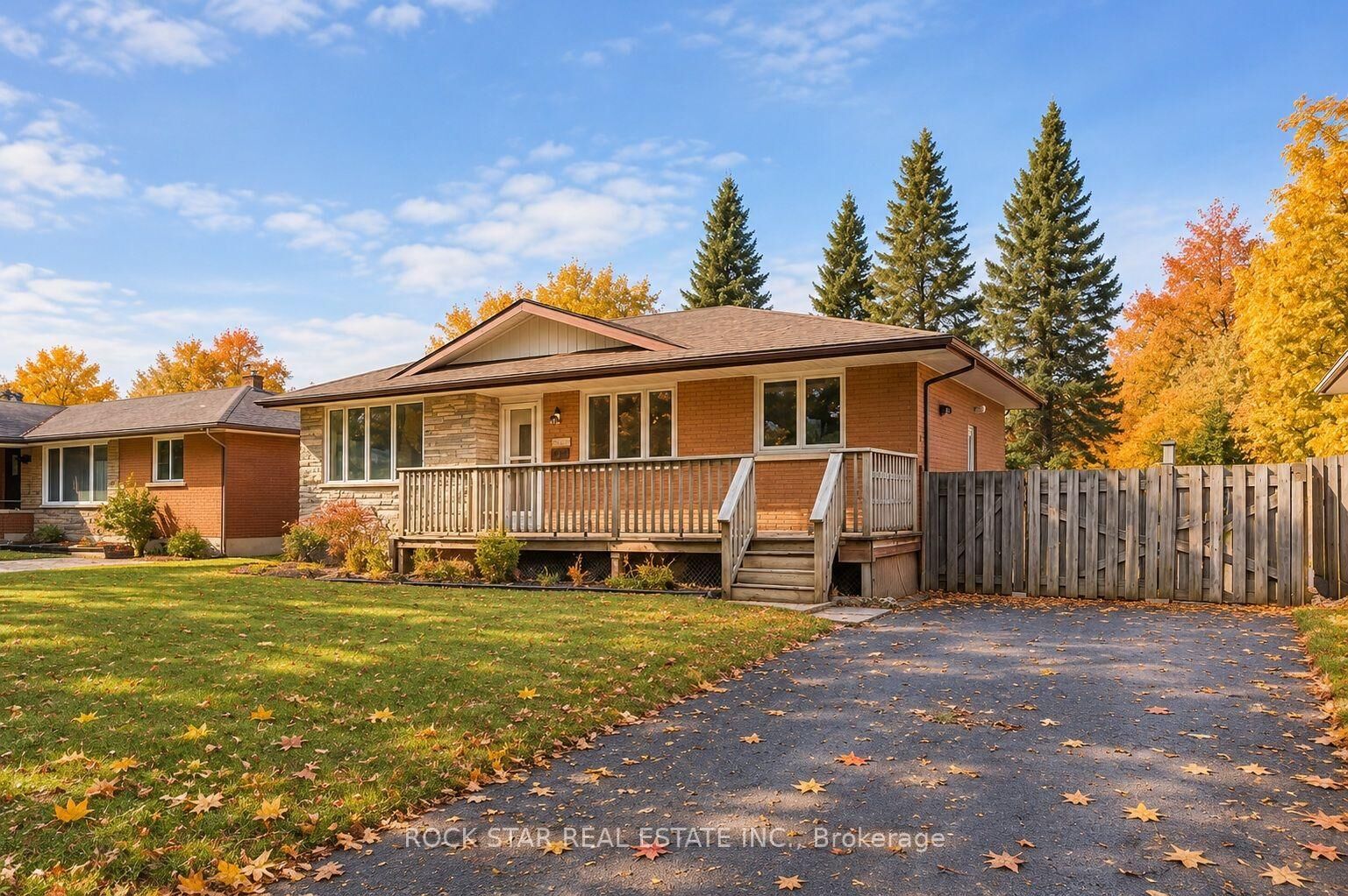 Property Photo:  87 Leaside Drive Upper  ON L2M 4G7 