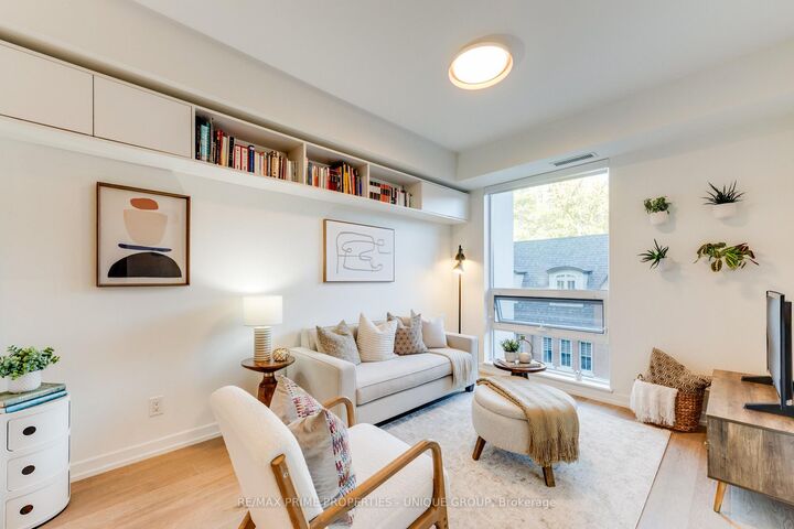 Property Photo:  377 Madison Avenue 412  ON M4V 3E1 