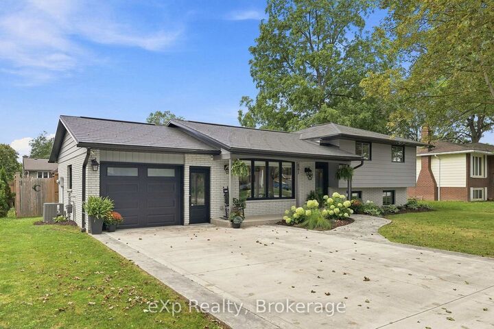Property Photo:  541 Oakview Crescent  ON N0G 2L2 