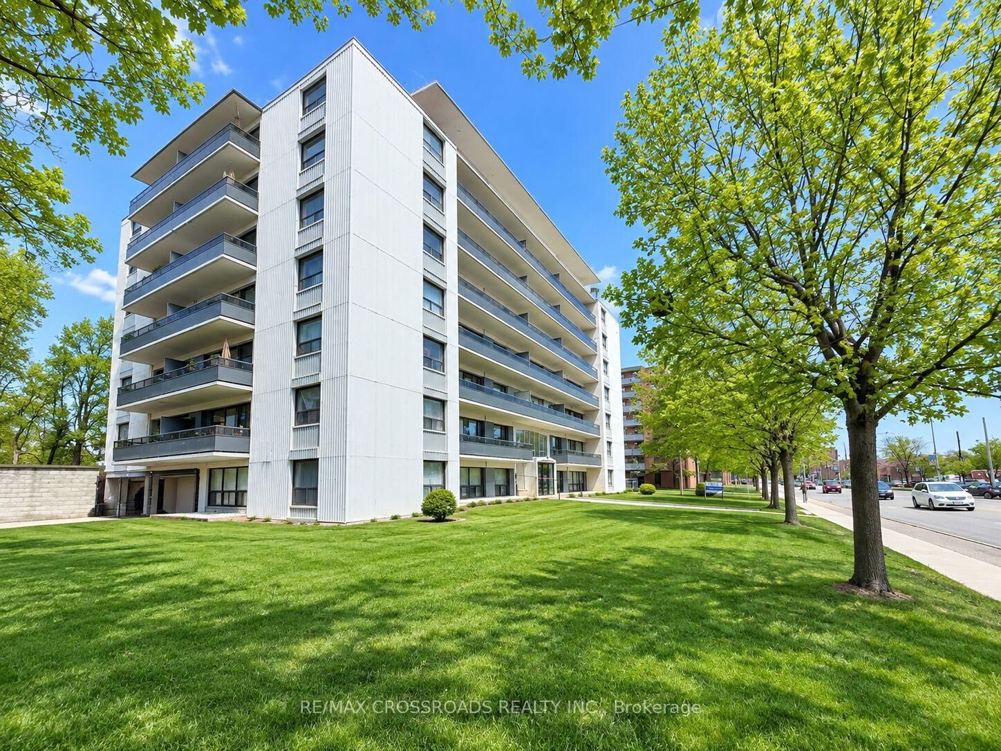 Property Photo:  363 Lakeshore Road E 302  ON L5G 1H7 