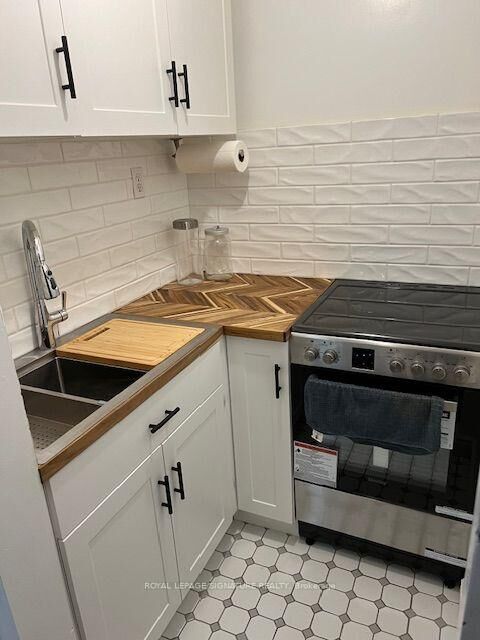 Property Photo: 208 Carlton Street Lower ON M5A 2L1