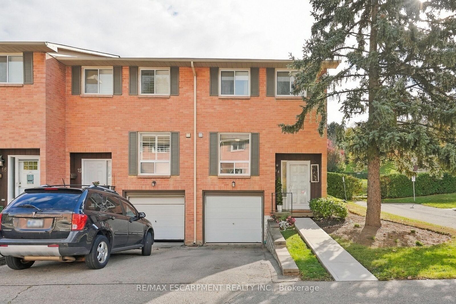 Property Photo: 66 Summercrest Drive 14 ON L8K 6M6