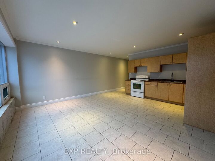 Property Photo:  258 Lakeshore Road E 203  ON L5G 1G9 