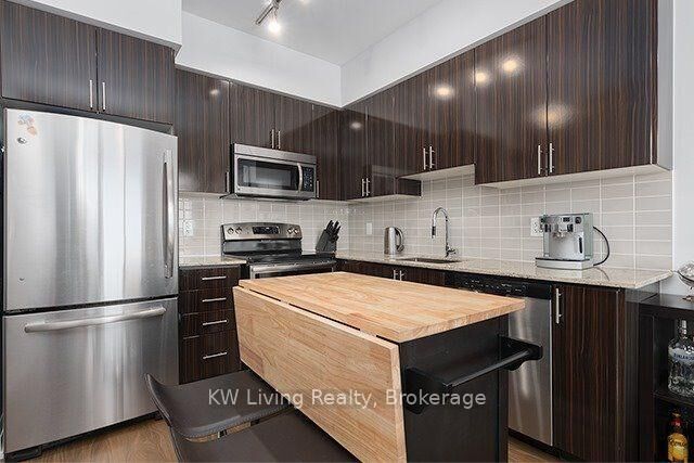 Property Photo:  7161 Yonge Street 517  ON L3T 0C8 