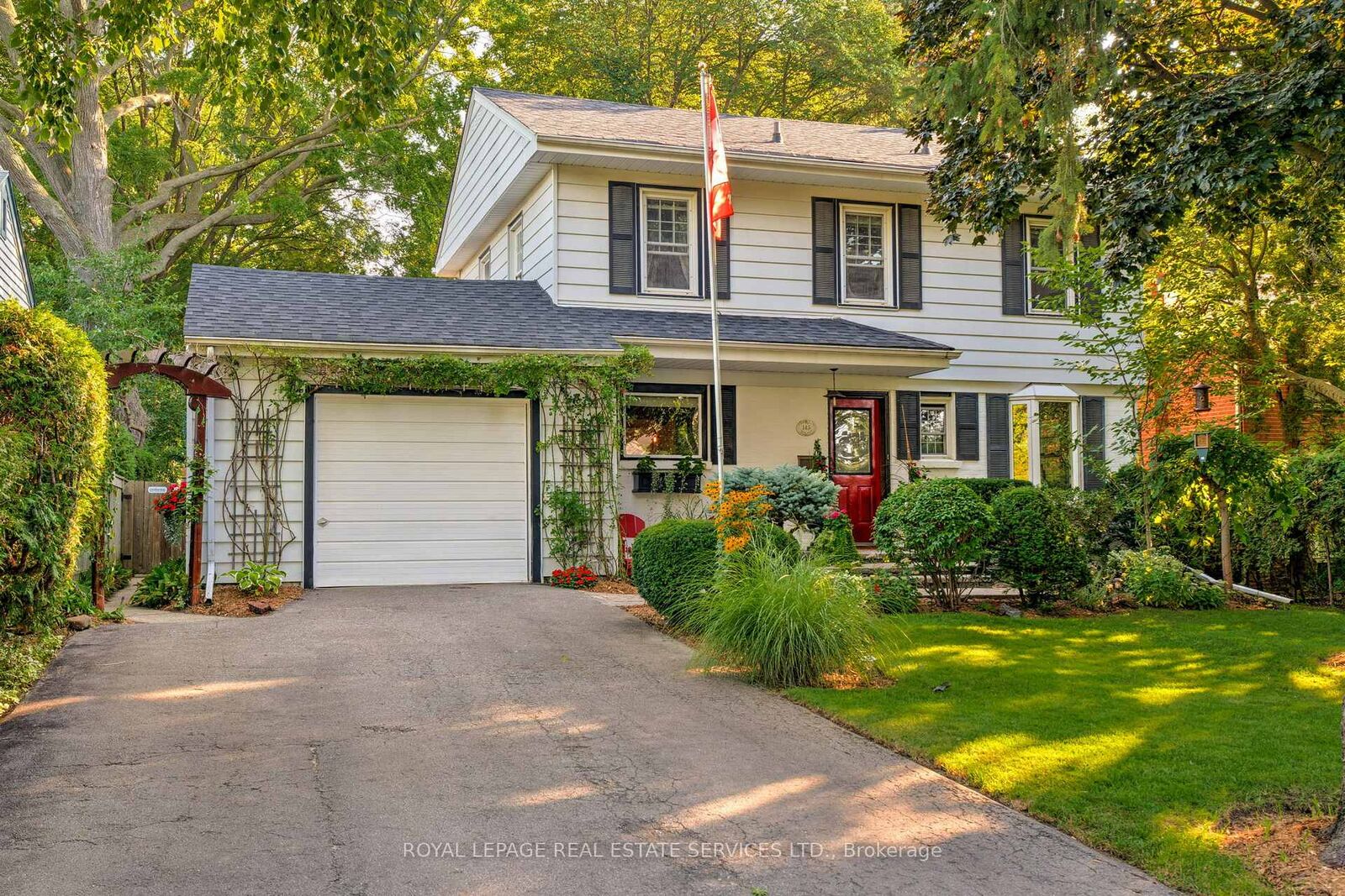 Photo de la propriété:  145 Suffolk Avenue  ON L6K 2L5 