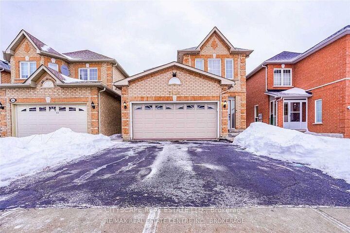 Property Photo:  3968 Foxwood Avenue Upper  ON L5N 7V4 