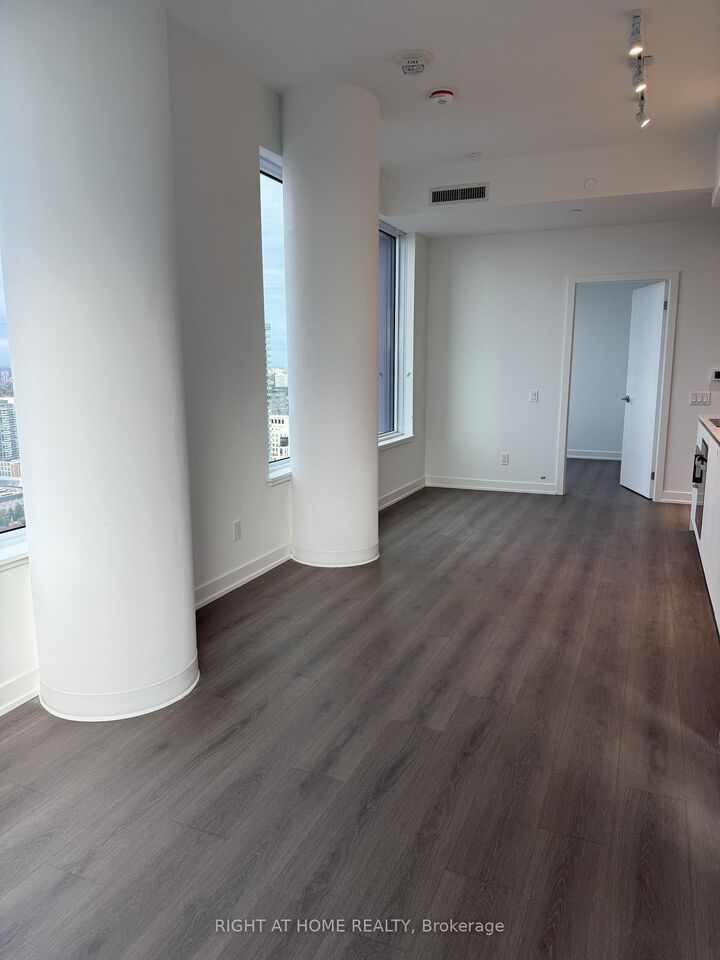 Property Photo:  8 Wellesley Street W Lp08  ON M4Y 0J5 