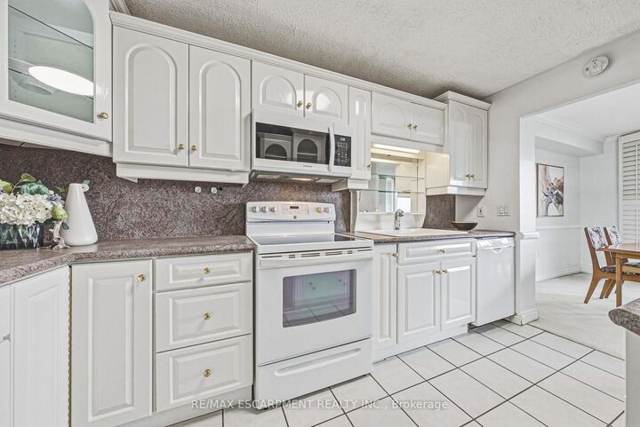 Property Photo:  2055 Upper Middle Road 1005  ON L7P 3P4 