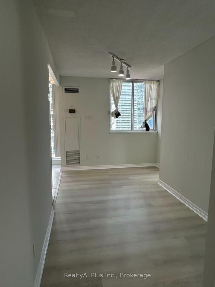 Property Photo: 736 Bay Street 2210 ON M5G 2M4