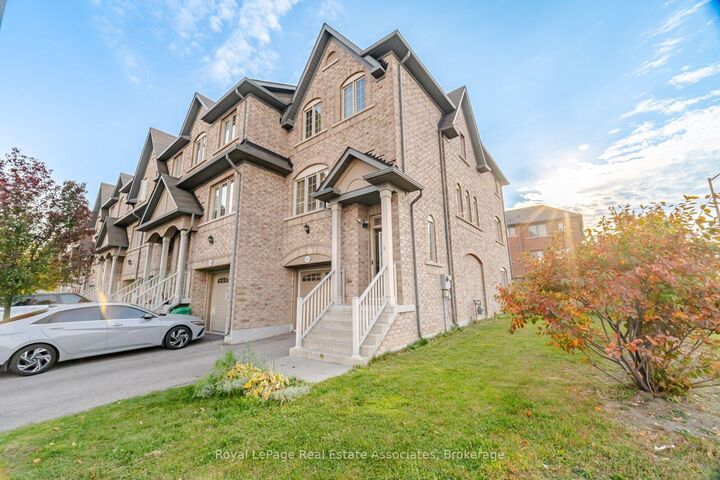 Property Photo:  1451 Granrock Crescent  ON L5V 0E1 