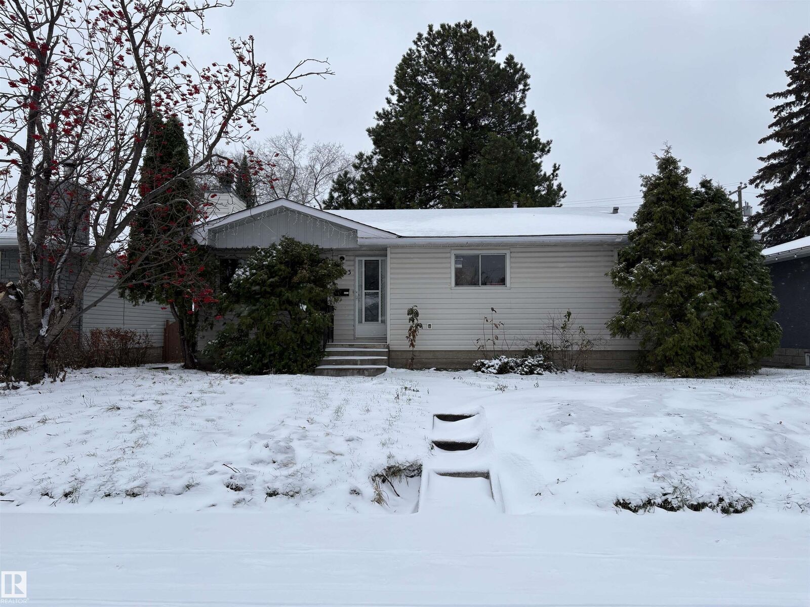 Property Photo: 6403 94B Avenue NW AB T6B 0Z5