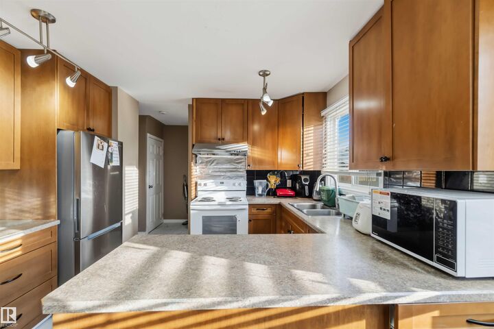 Photo de la propriété:  7703 176 Street NW  AB T5T 0J5 