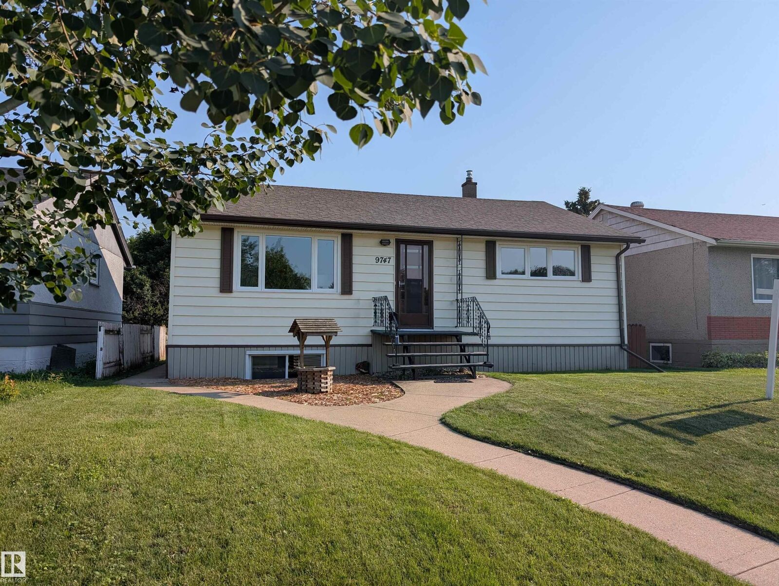 Property Photo:  9747 66 Avenue NW  AB T6E 0M4 