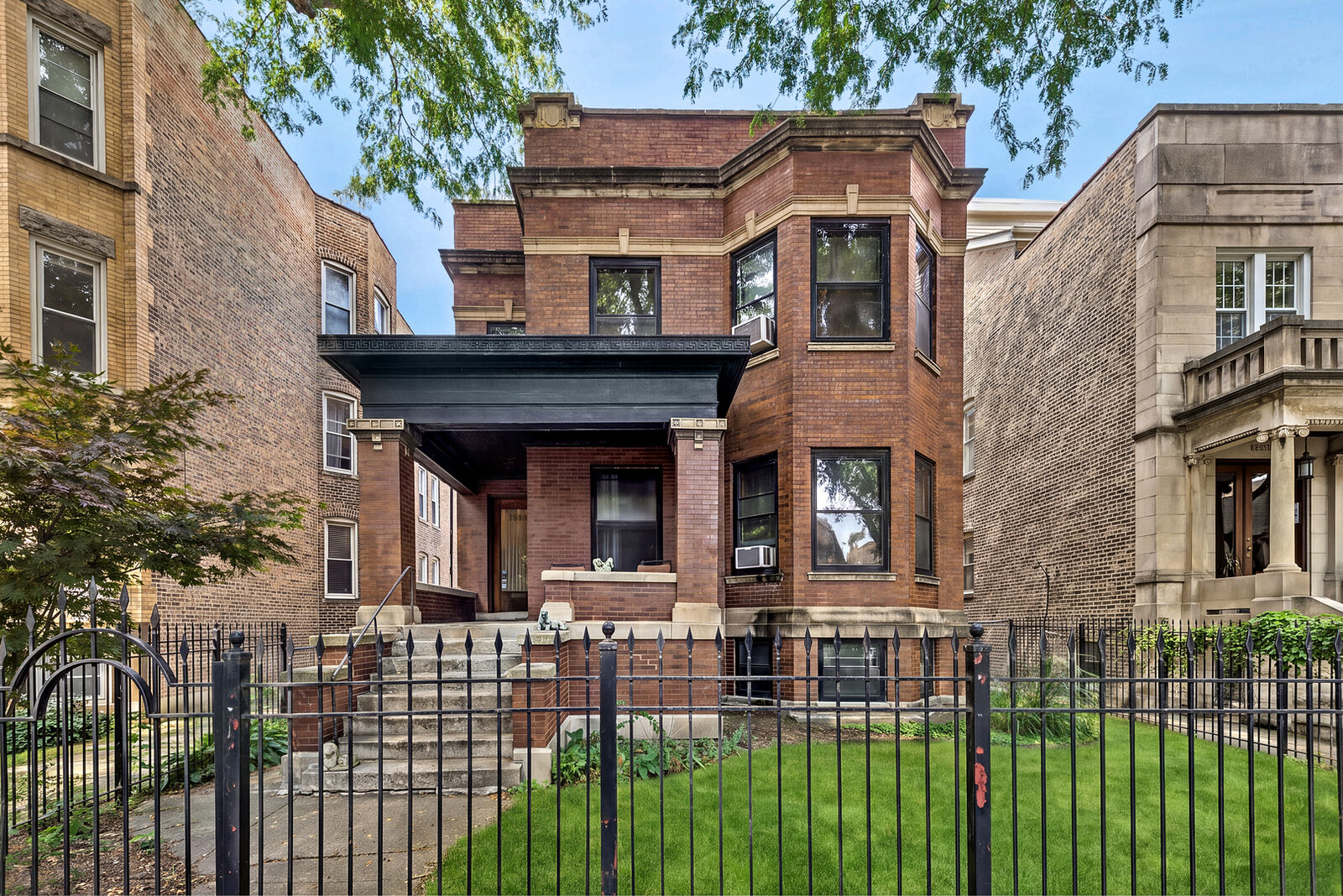 Property Photo:  1314 W Carmen Avenue  IL 60640 